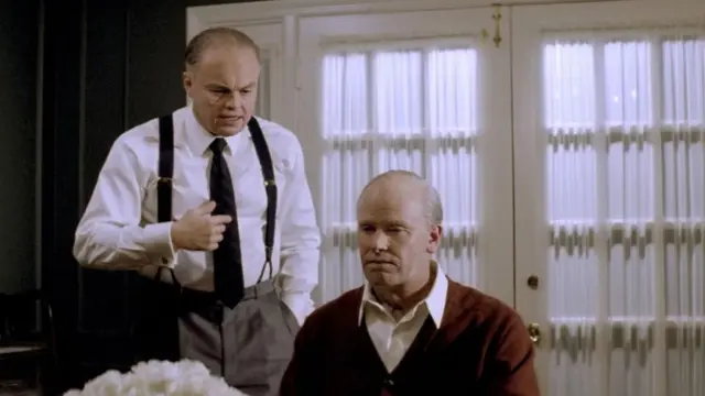 Biografski filmovi mogu biti upropašteni razmetljivim efektima za transformaciju, poput šminke koja čini da izgledamo kao stari ljudi, nagrdivši Leonarda Dikaprija i Armi Hamer u filmu „Džej Edgar"