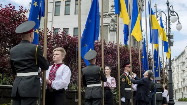 Прапори України та ЄС біля АП