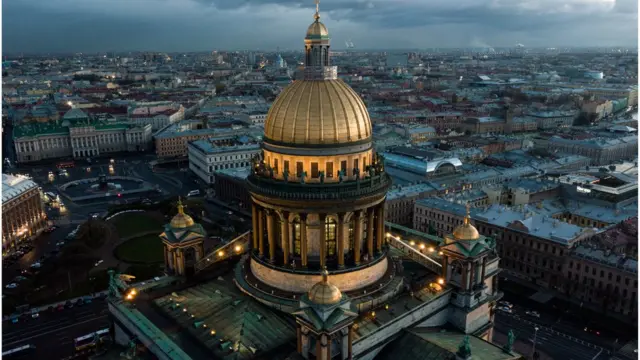 Собор у Санкт-Петербургу та вид на місто згори