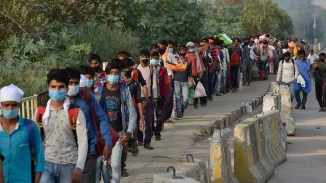 புலம்பெயர் தொழிலாளர்களுக்குத் தேவையான உதவிகளைச் செய்ய மத்திய அரசும் மாநில அரசுகளும் தவறிவிட்டதாக உச்சநீதிமன்றம் கூறியிருந்தது.