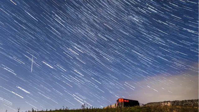 Composição com 30 fotografias mostra rastropixbet atualizouchuvapixbet atualizoumeteoros Perseidas, com paisagem campestre e casa