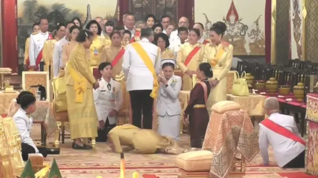 พระบาทสมเด็จพระเจ้าอยู่หัวมีพระราชปฏิสันถารกับพระบรมวงศานุวงศ์