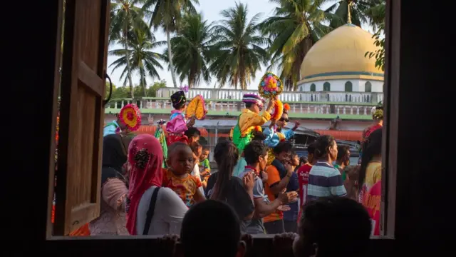 เด็ก ๆ หมู่บ้านมดตะนอย จ.ตรัง จะแต่งตัวด้วยชุดสวยงาม เพื่อทำพิธีแห่รอบหมู่บ้านก่อนเข้าสุหนัตหมู่