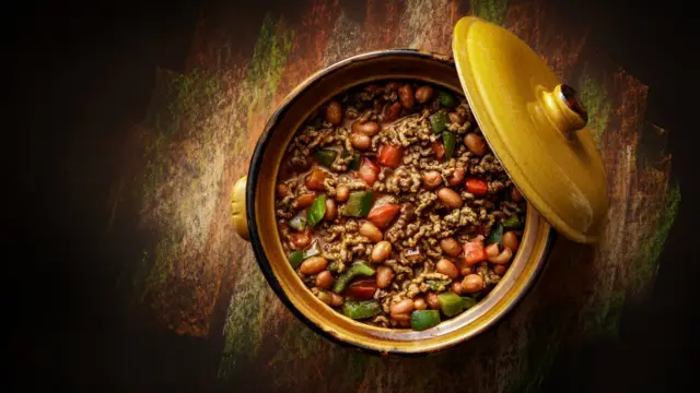 Фасолевая похлебка в горшке