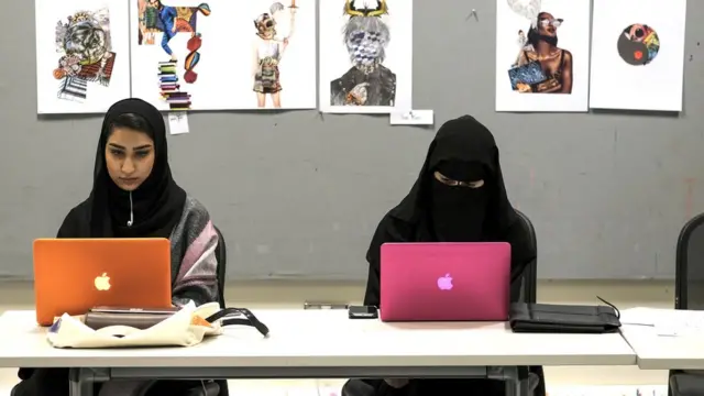 فتيات في جامعة بحرينية