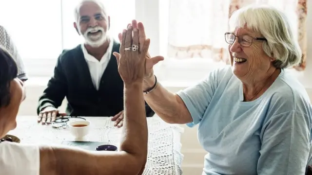 Starije žene bacaju pet