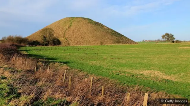 சில்பரி மலைமேடு சுமார் 4,000 ஆண்டுகளுக்கு முன்பு உருவாக்கப்பட்டதாகக் கருதப்படுகிறது. ஆனால் அதை உருவாக்கியதற்கான காரணத்தைக் கண்டறிய முடியவில்லை