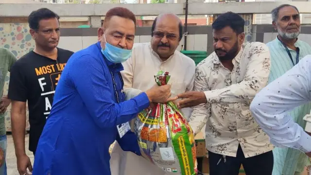 બદરુદ્દીન શેખ દ્વારા અનાજ વિતરણ