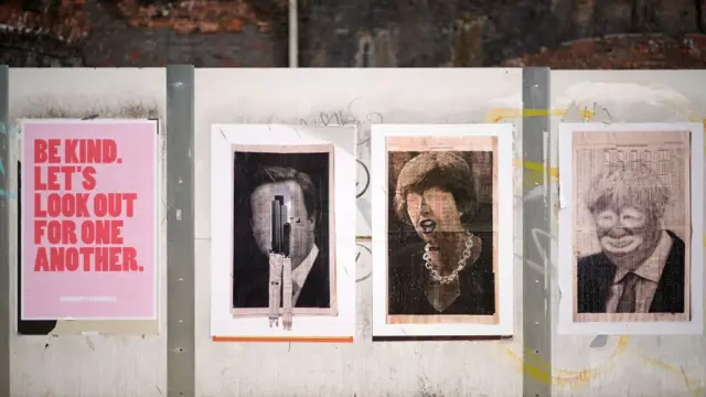 رسوم كاريكاتورية لبوريس جونسون وتيريزا ماي وديفيد كاميرون أثناء الإغلاق العام جراء فيروس كورونا في 1 أبريل/ نيسان 2020 في مانشستر، المملكة المتحدة.