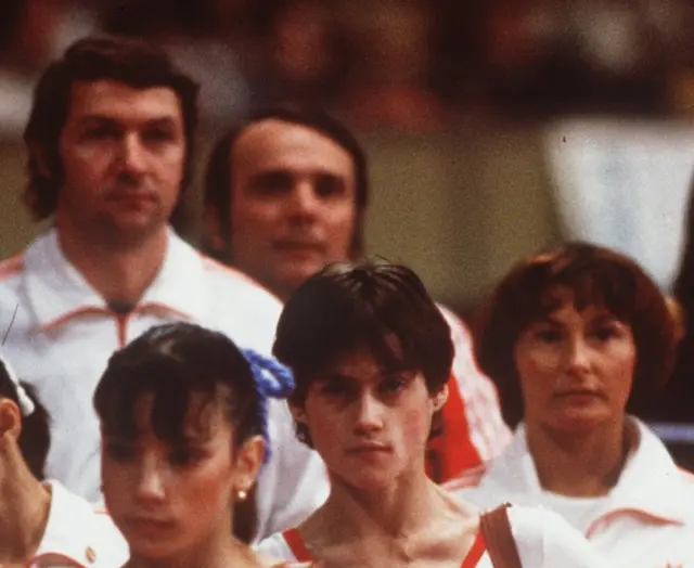 Béla Károlyi (al fondo a la izquierda) era el entrenador de Nadia Comaneci (segunda por la derecha) cuando ésta logró una puntución de 10 en Montreal 1976.