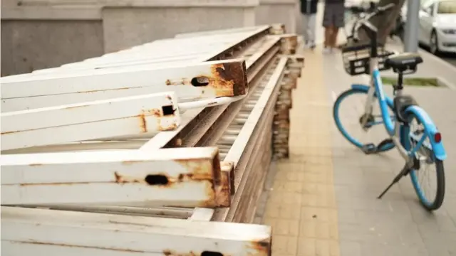 철거된 임시 바리케이드가 도로 옆에 놓여 있다