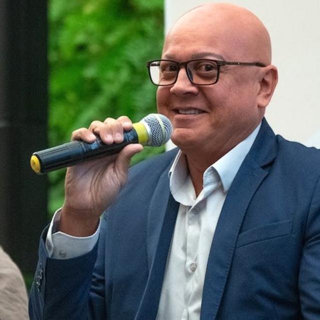 Antônio, um homembetesporte app downloadpele clara, careca, segura um microfonebetesporte app downloadfrente ao rosto