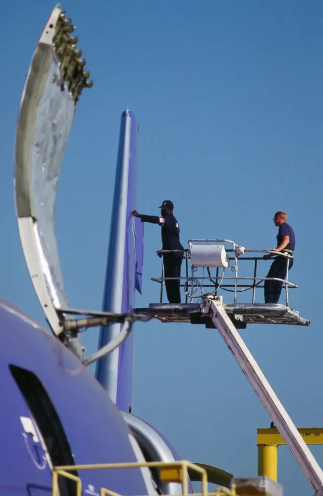 లైసెన్స్ పొందడానికి చివర్లో మూడు పరీక్షలు, ఇంటర్వ్యూలో ఉత్తీర్ణులు కావడం మాత్రం ఎవరికైనా తప్పనిసరి.