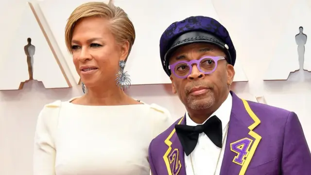 Yönetmen Spike Lee, geceye hayatını bir helikopter kazasında kaybeden basketbolcu Kobe Bryant'ı andığı 24 numaralı ceketiyle geldi