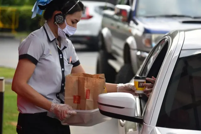 พนักงานแมคโดนัลด์