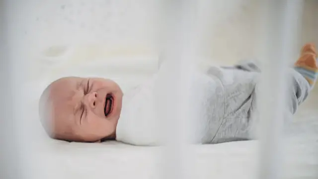 Alors que certains livres suggèrent une forme de pleurs contrôlés même pour les nouveau-nés, la plupart des chercheurs sur le sommeil mettent en garde contre cette pratique