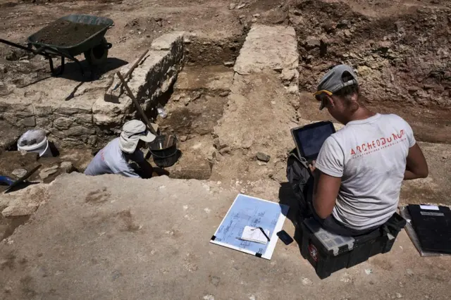 Раскопки ведутся на обоих берегах Роны