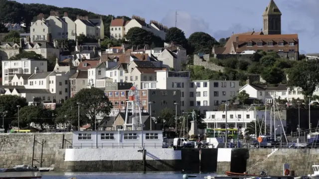 Вид на Сент-Питер-Порт с моря