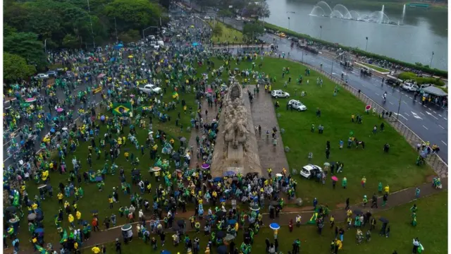 Pessoas com bandeiras do Brasil e camisas amarelaspoker online cashgramado e avenidas vizinhas ao lago do Ibirapuera