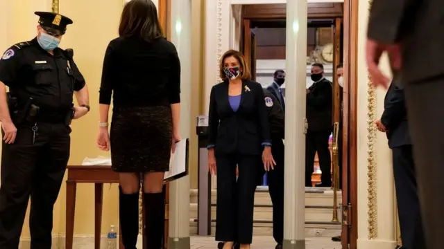 Члены конгресса на входе в Капитолий