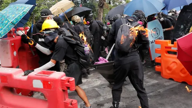 ผู้ประท้วงถือร่ม