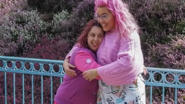 Megan merawat saudaranya Gemma yang mengalami kelumpuhan otak.