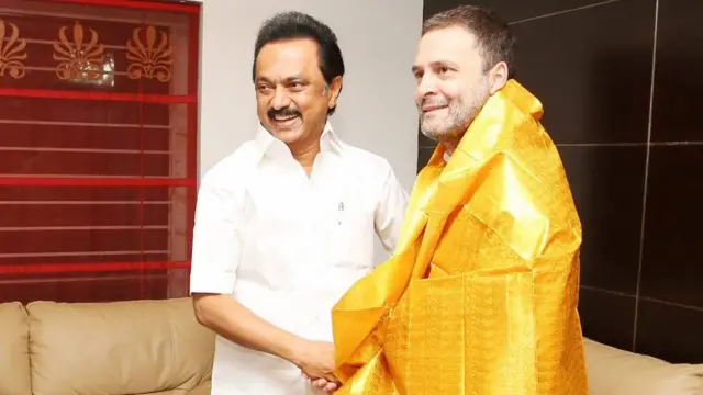 ராகுல் காந்திக்கு பொன்னாடை போர்த்தும் திமுக செயல் தலைவர் மு.க. ஸ்டாலின்