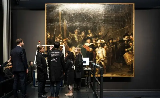 Rembrandt'ın Gece Devriyesi resminin restorasyonu halka açık yapılıyor