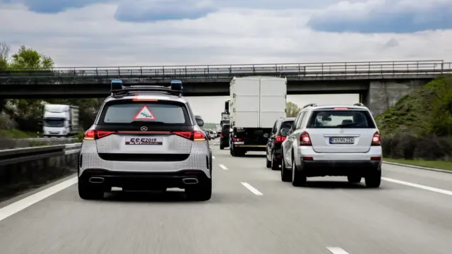 ماشین از طریق نمایش تصویر و متن روی شیشه عقب با رانندگان دیگر ارتباط برقرار می‌کند