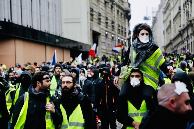 2018年12月8日，"黄背心"示威者在巴黎香榭丽舍大街和巴士底广场抗议。