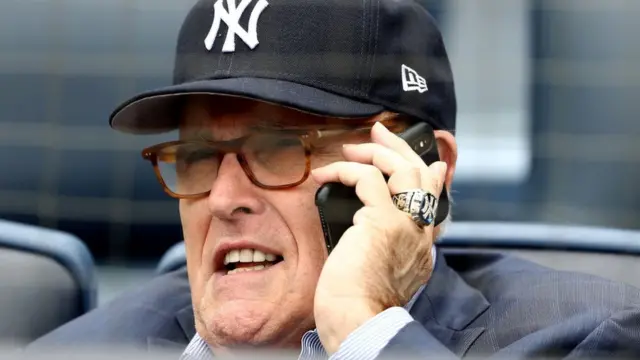 Rudy Giuliani fala ao telefone