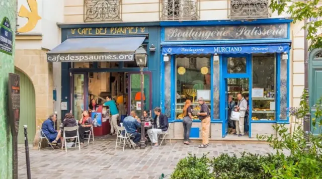 Vitezovi Templari su isušili močvare koje su okruživale tok reke Sene i tako stvorili Mare što na francuskom i znači močvara