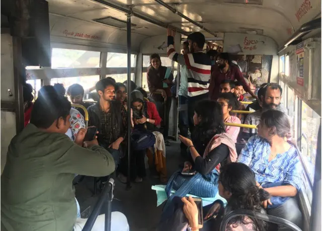 హెచ్‌సీయూ విద్యార్థులు