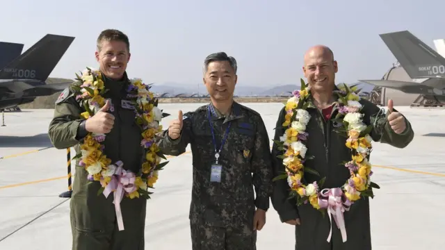 이왕근 공군참모총장이 미국으로부터 한국까지 전투기를 조종해 온 미 공군 마이클 홉슨 소령과 제이슨 월 소령에게 꽃목걸이를 걸어줬다