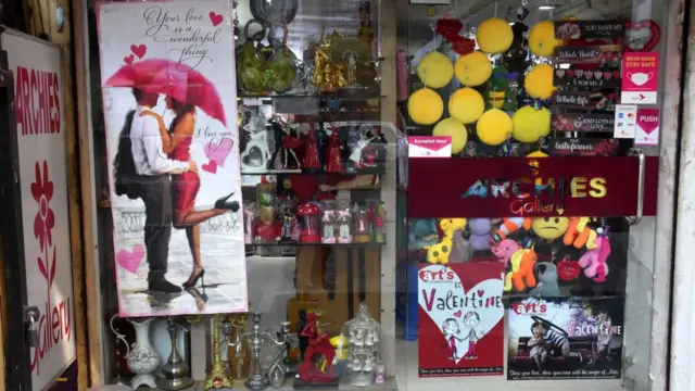 ভ্যালেন্টাইন'স ডে উদযাপনে দোকানে দোকানে পণ্যের পসরা