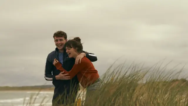 رجل وامرأة يضحكان