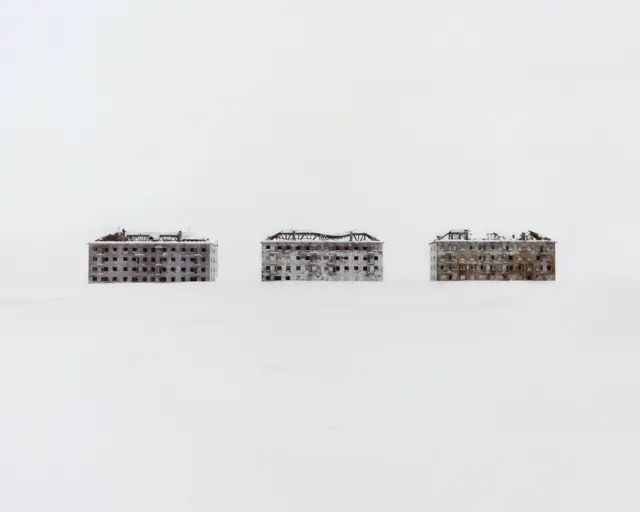 "Закрытые территории" показывают бывшие жилые дома в ныне заброшенном поселке за Полярным кругом, который занимался билогическими исследованиями