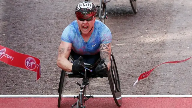 Лондонский марафон-2017: Дэвид Виэр выиграл мужской забег среди колясочников.