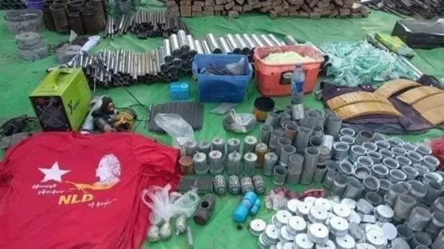 မေလ ၂၂ ရက်နေ့က ချောင်းဆင်းရွာမှာ ဖမ်းဆီးသိမ်းဆည်းခဲ့တဲ့ လက်နက်ပစ္စည်းများ