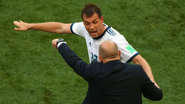 Stanislav Çerşesov ve oyuncusu Artem Dzyuba