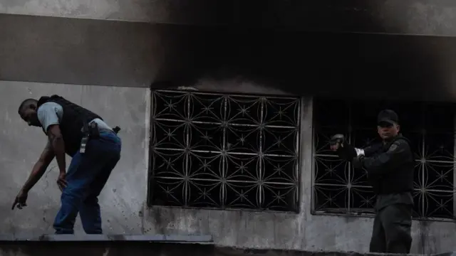 Сотрудники спецслужб занимаются сбором улик у здания, в которое, как сообщалось, врезался один из дронов