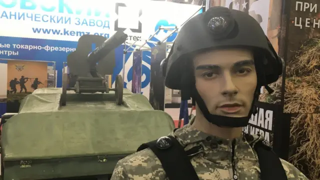 Манекен на выставке "Армия-2016"