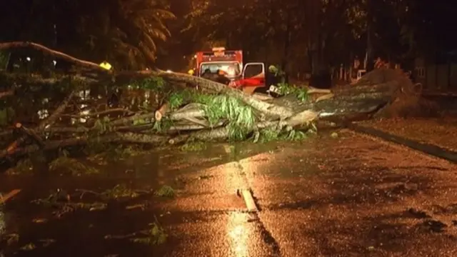 இலங்கை இயற்கை சீற்றம்: 6 பேர் பலி, முப்படைகளை ஈடுபடுத்த சிறிசேன உத்தரவு