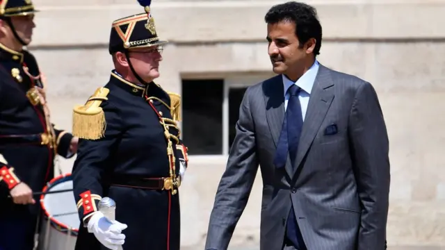 تمیم آل ثانی، امیر کنونی قطر، خارج از خاورمیانه کت و شلوار می‌پوشد، در تلاش است چهره مدرنی از کشورش بسازد و رهبری یک سیاست خارجی بسیار فعال را برای تثبیت روابط نزدیک به قدرت‌های جهان بر عهده گرفته است