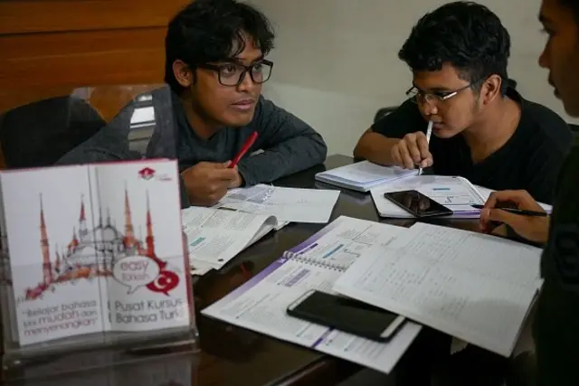 Ilustrasi sejumlah mahasiswa menggelar kelompok belajar