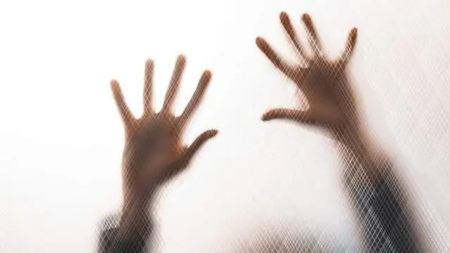 Ойна ортидаги аёл қўллари