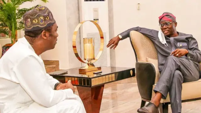 Gwamnan jihar Lagos, Babajide Sanwo-Olu (dama) lokacin da ya kai wa mataimakinsa Hamzat Obafemi gaisuwar karamar Sallah.