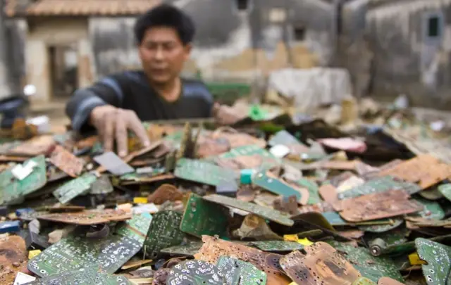 Vifaa vya kielektroniki vina vito vingi vya thamani lakini vingi hutolewa katika hali ya uchafuzi wa mazingira.