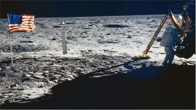 नील आर्मस्ट्राँग चंद्रावर उतरला तो क्षण