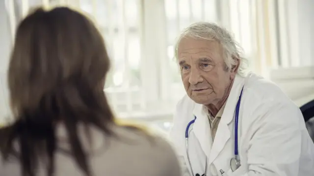 Médico con paciente